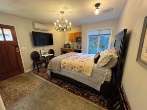 1 bedroom, desk, free WiFi, bed sheets