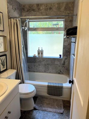 Hair dryer, towels, soap, shampoo - Peaceful 1 BR Hideaway on 1 Acre w/ Pond, Near Ferry, Airport & Nature (North Saanich)