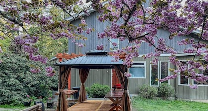 Peaceful 1 BR Hideaway on 1 Acre w/ Pond, Near Ferry, Airport & Nature