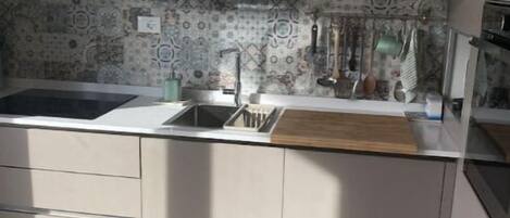 Kylskåp, ugn, diskmaskin och kaffe- och tebryggare