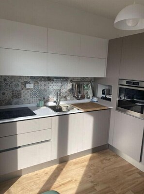 Een koelkast, een oven, een vaatwasser, een koffiezetapparaat/waterkoker