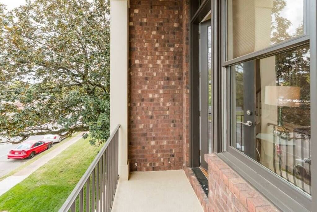 Ein Balkon mit Backsteinmauer und Glasdoor.