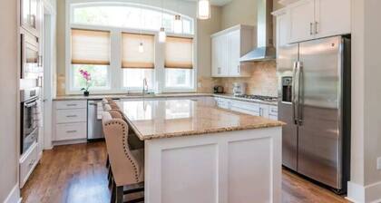 Keys & Canvas East I Rooftop + Hot Tub I 5 mi to Broadway