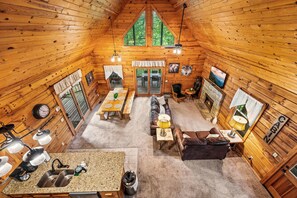 Smart-TV, Kamin, Tischfußball