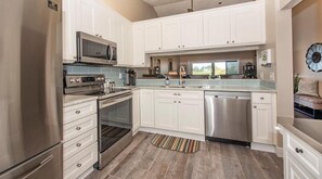 Kühlschrank, Mikrowelle, Ofen, Wasserkocher mit Kaffee-/Teezubehör