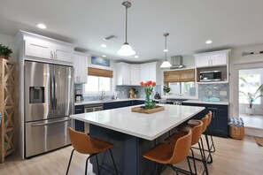 Fridge, microwave, oven, stovetop - Exquisite Palma Sola Oasis: Your Private Paradise Awaits! (Bradenton)