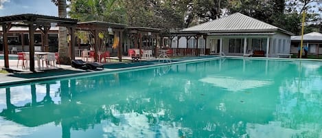 2 outdoor pools