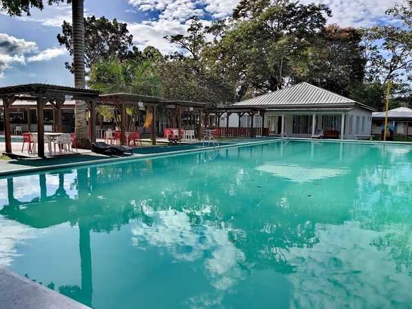 2 outdoor pools - Hotel Cabañas River Park (Omoa)