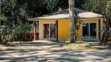 Family Room | Iron/ironing board, free WiFi