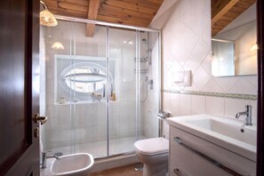 Apartment | Bathroom