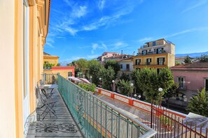 Apartamento, para fumantes | 3 quartos, escrivaninha