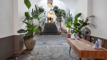 Apartment, Smoking | 3 bedrooms, desk