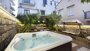 Apartment, Smoking | 3 bedrooms, desk