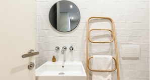 Dusche, Haartrockner, Handtücher, Shampoo