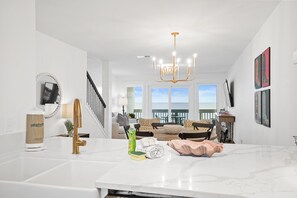 Apartment | Eigene Küche | Großer Kühlschrank, Mikrowelle, Ofen, Herdplatte