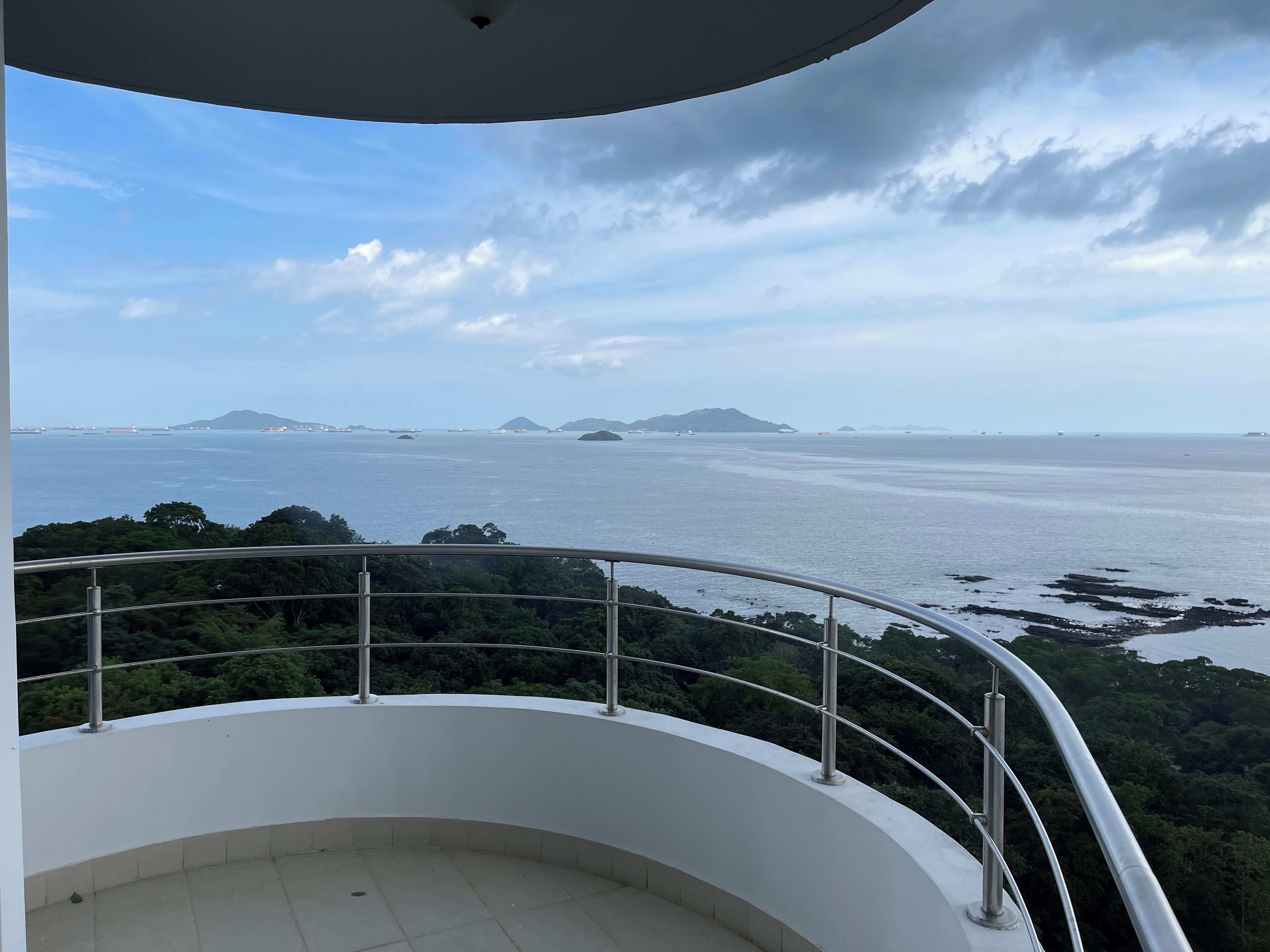Un balcon avec vue sur la mer et les îles lointaines.