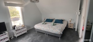 Quarto família | Escrivaninha, espaço de trabalho para notebook, Wi-Fi de cortesia