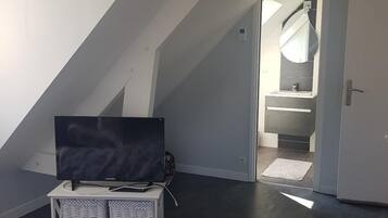 Basic-rum (Elisa) | Skrivbord, arbetsyta för laptop, gratis wi-fi och sängkläder