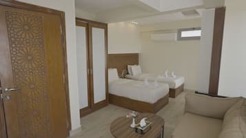 Deluxe-Doppel- oder -Zweibettzimmer, 2 Schlafzimmer, Bergblick | Hochwertige Bettwaren, Minibar, kostenloses WLAN, Bettwäsche