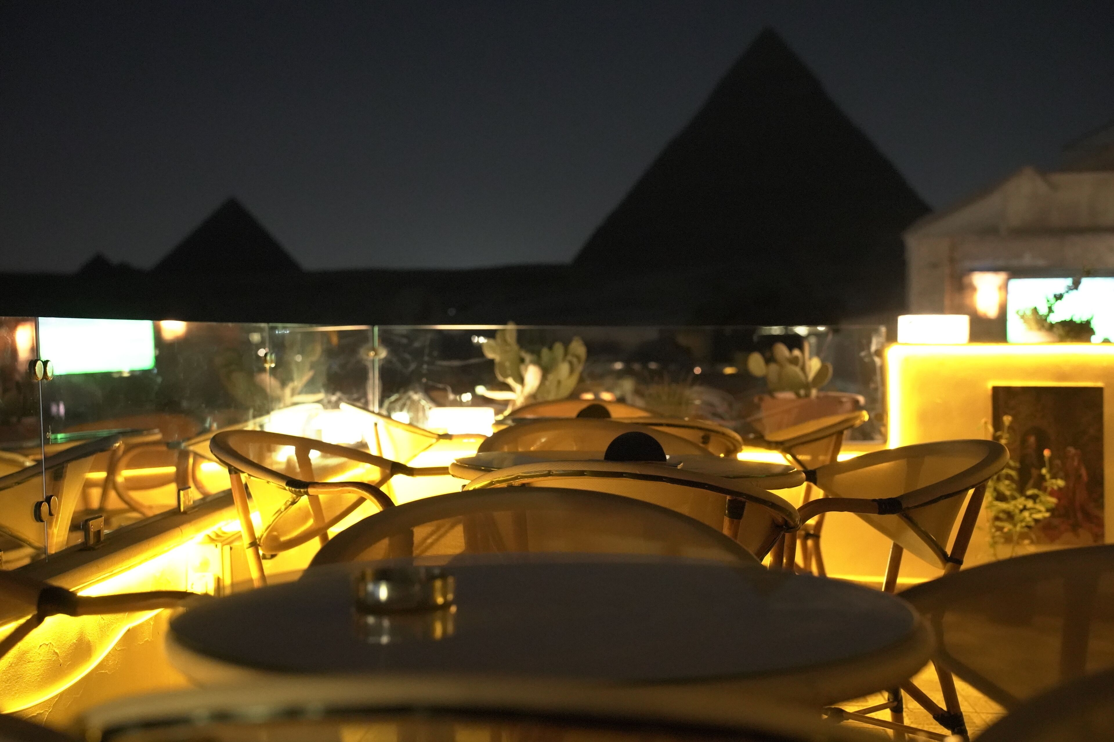 Foto - Queen Isis pyramids view