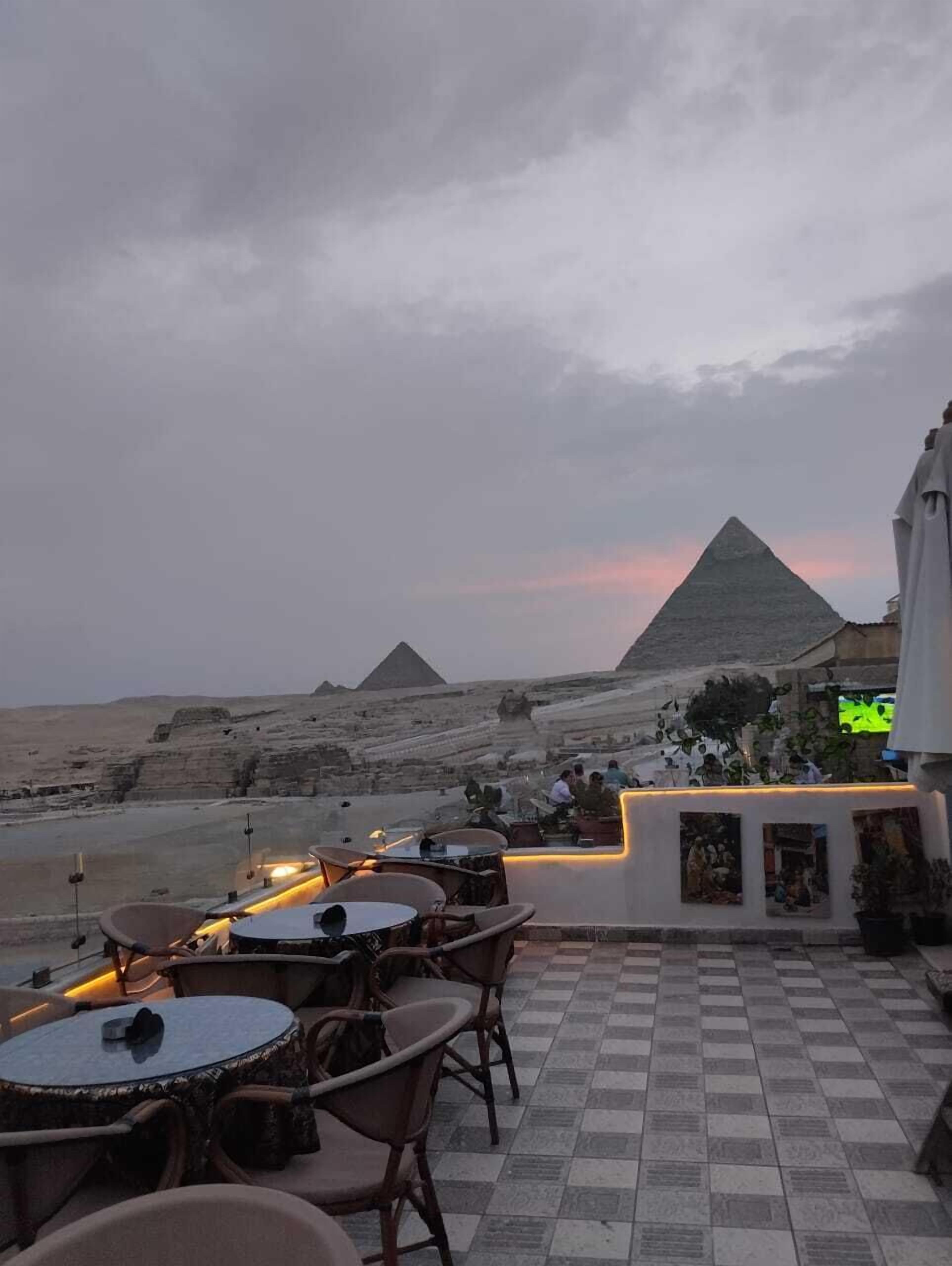 Foto - Queen Isis pyramids view