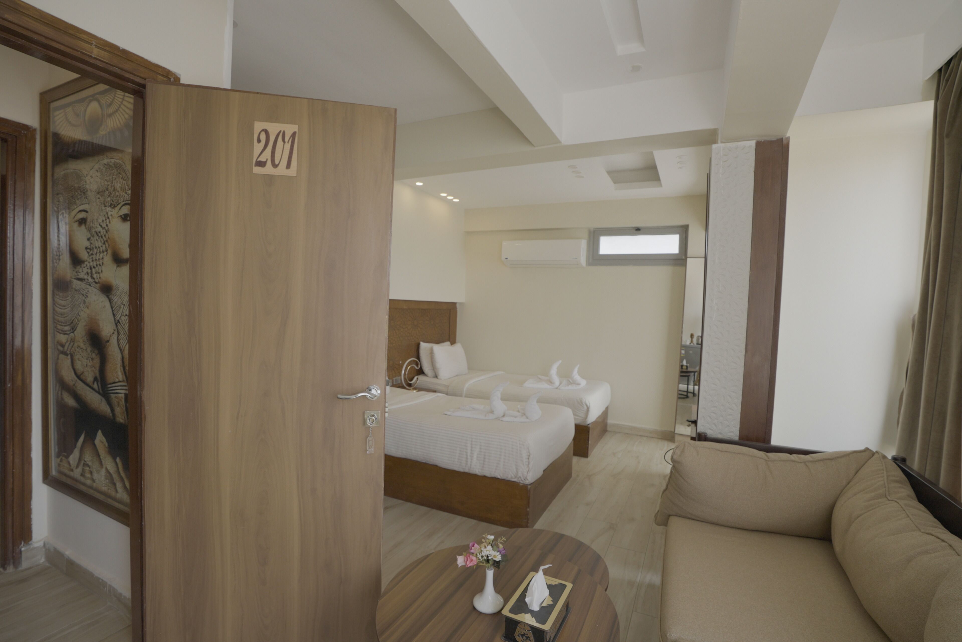 Foto - Queen Isis pyramids view