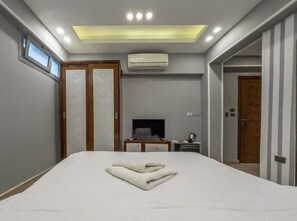 Comfort Double Room, 1 Bedroom | Premium bedding, minibar, free WiFi, bed sheets - Queen Pyramids View (Giza)