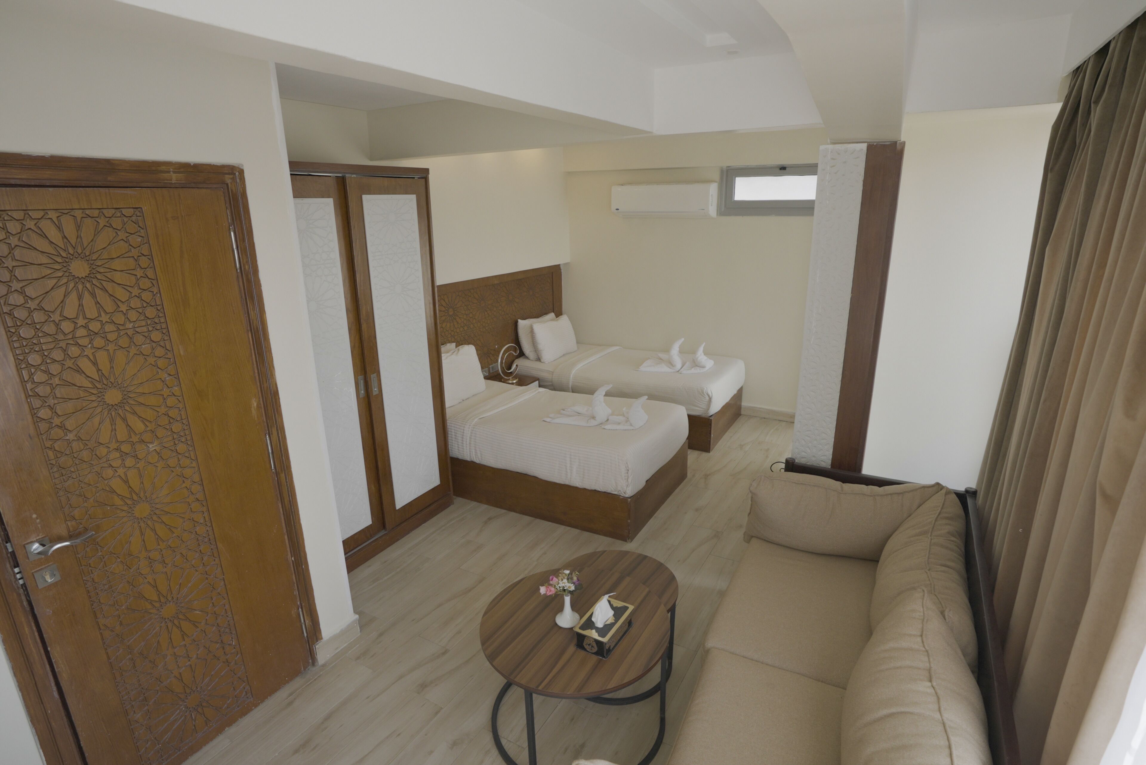 Foto - Queen Isis pyramids view