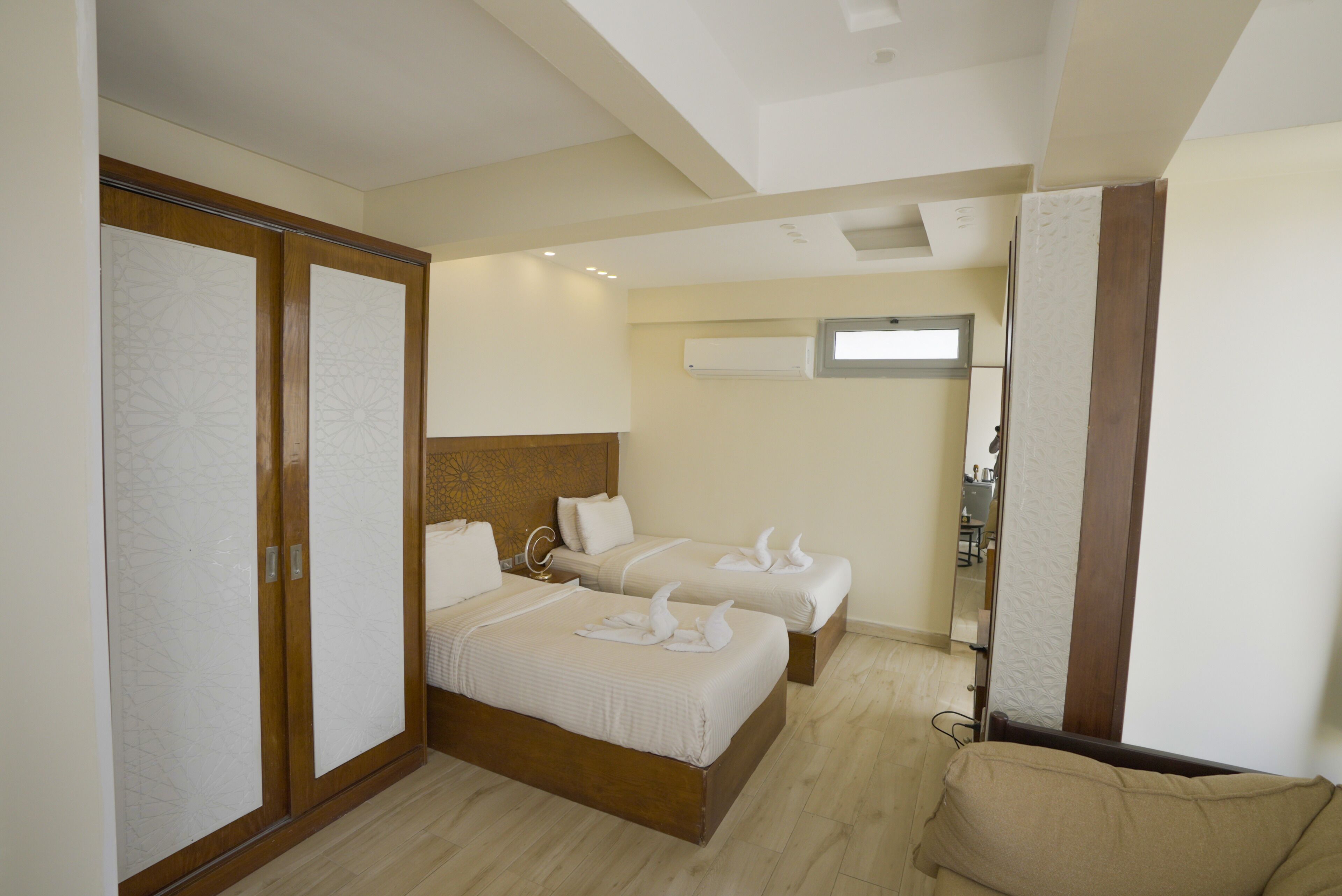 Foto - Queen Isis pyramids view