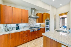 Køleskab, mikrobølgeovn, ovn, kogeplade