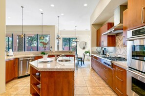 Fridge, microwave, oven, stovetop - Stunning Villa|Luxury community|Amenities (La Quinta)