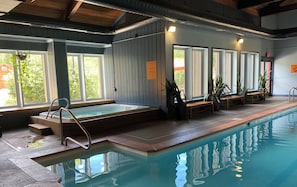 Una piscina techada, una piscina climatizada