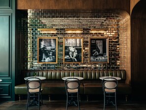4 restaurantes, se sirven desayunos, comidas, cenas y cocina francesa