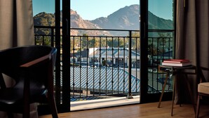 Habitación con vistas a montañas a través de amplios ventanales.