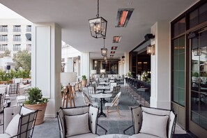 4 restaurantes, se sirven desayunos, comidas, cenas y cocina francesa