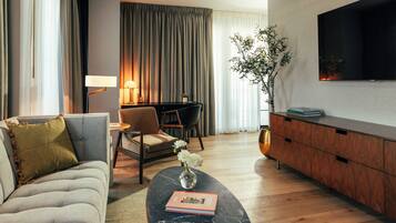 TV LED 65 pollici con canali via cavo, libri, biblioteca musicale