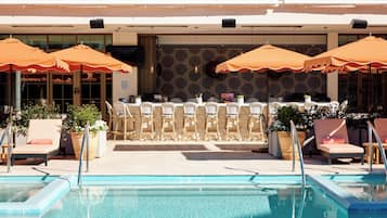 Kolam renang outdoor, dengan cabana (dengan biaya tambahan)