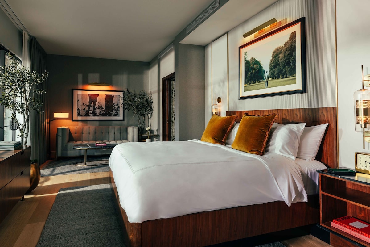 Hypo-allergenic bedding, minibar, in-room safe, desk