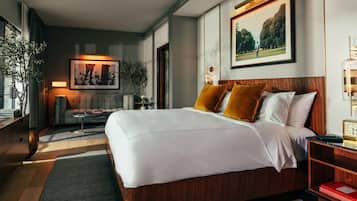 Seprai antialergi, minibar, brankas, dan meja kerja