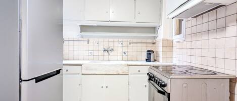 Fridge, oven, stovetop, coffee/tea maker