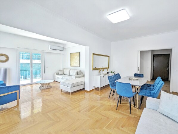 Smart TV - Athens Divas Velvet Gold Suite 46 (Athina)