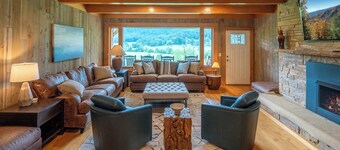 NEW!! Amazing Views & 2 porches. 2 Dens. Fire Pit. Hot Tub. Game Room. Smart TVs
