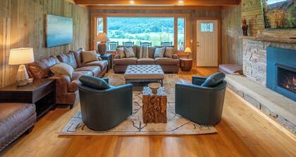 NEW!! Amazing Views & 2 porches. 2 Dens. Fire Pit. Hot Tub. Game Room. Smart TVs