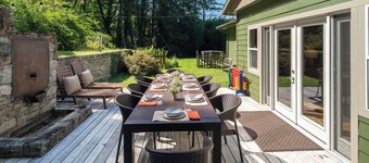 NEW!! Amazing Views & 2 porches. 2 Dens. Fire Pit. Hot Tub. Game Room. Smart TVs