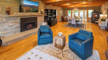 TV connectée, cheminée, jeux vidéo, baby-foot