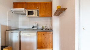 Réfrigérateur, micro-ondes, plaque de cuisson, lave-vaisselle