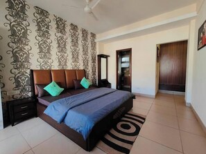 4 bedrooms, iron/ironing board, free WiFi, bed sheets