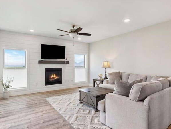 Smart TV, fireplace - Townhome Near Bozeman Airport (Belgrade)