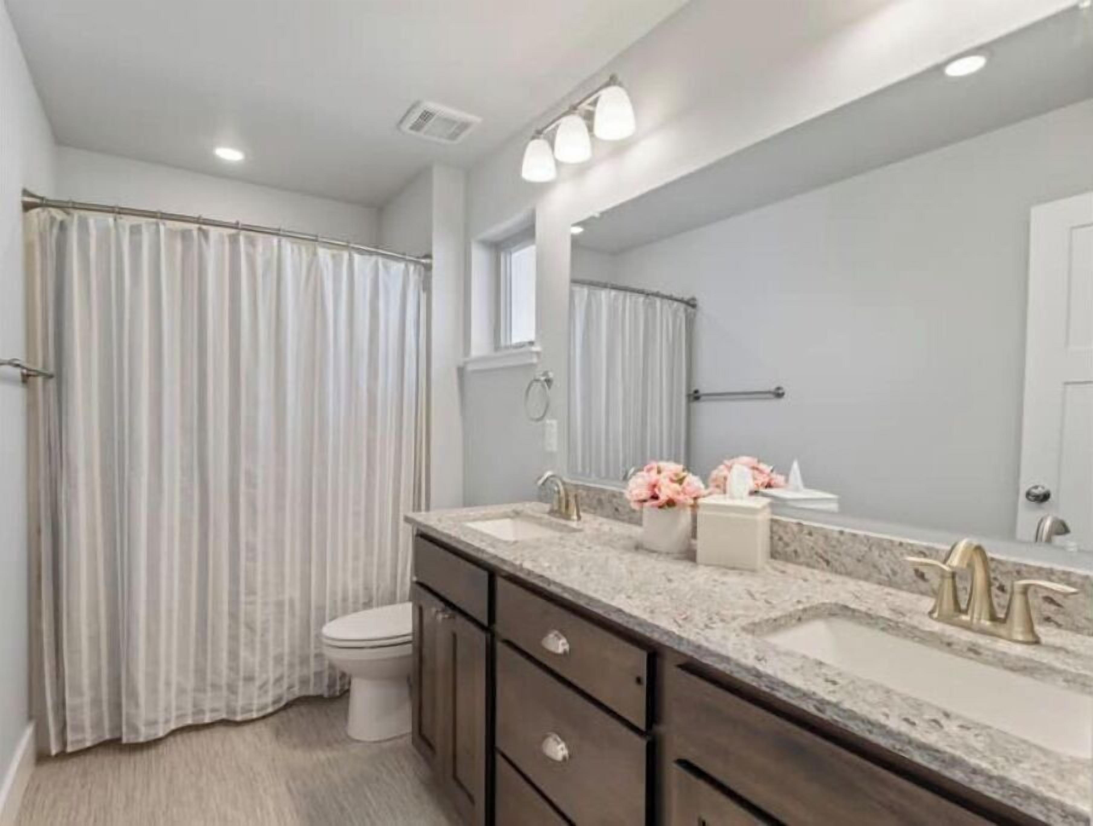 Toalhas de banho, papel higiênico