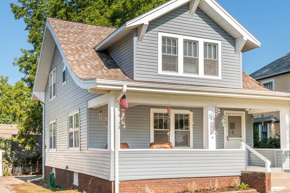 Exterior - Cozy family-friendly Bungalow 4 Bedrms 2 bths Historic Beauty - 3 Mi to Stadium  (Omaha)